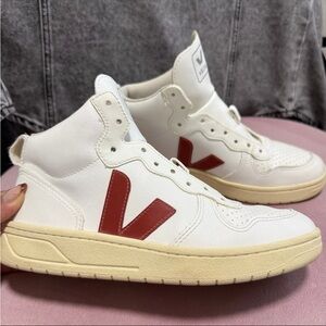 Veja Sneakers (NO shoelaces)